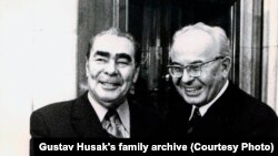 Леанід Брэжнеў і Густаў Гусак ў Маскве на сьвяткаваньні 60-годзьдзя Кастрычніцкай рэвалюцыі. Лістапад 1977 году.