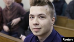 «Мене тут стратять!» – сказав Роман Протасевич, коли його затримали у Мінську 23 травня 2021 року