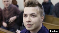Raman Pratasevich appears in a Minsk court in April 2017 on charges of participating in an unsanctioned protest.