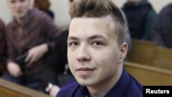 Євросоюз закликав негайно звільнити Романа Протасевича, якого затримали напередодні в Мінську після екстреного приземлення літака, яким він летів