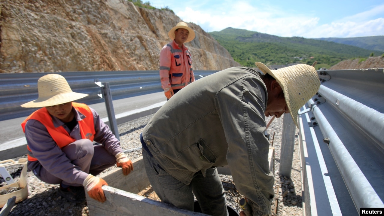 Punëtorët duke kryer ndërtime në autostradën e Malit të Zi, fotografi e vitit 2021.