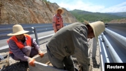 Kineski radnici tokom izgradnje prve dionice autoputa u Crnoj Gori
