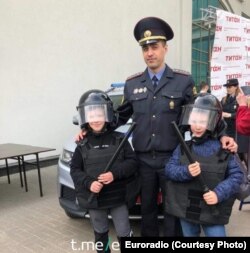 Міліцыянт з экіпаванымі хлопчыкамі