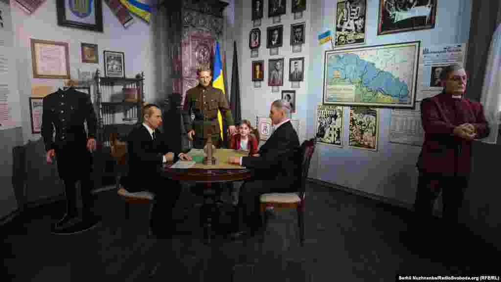 Експозиція «Визвольний рух XX ст». Можна разом сфотографуватись і відповісти на гасло «Слава Україні» Степану Бандері