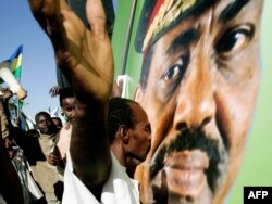 Поклонник президента Судана целует его портрет
