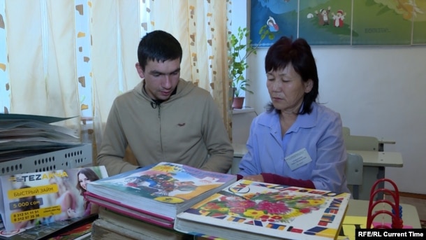 25 yaşlı Andrey müəllimi ilə