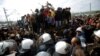 Македонияда полиция менен мигранттар кагылышты