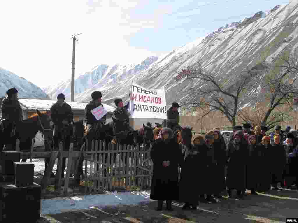 Алайдагы митинг: "Генералга - боштондук!"