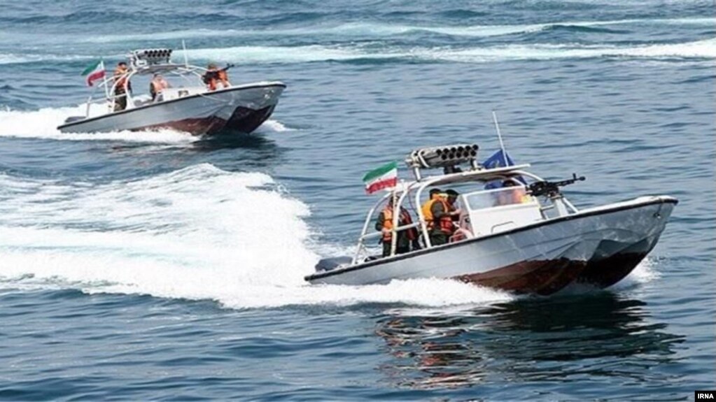 این سه قایق در محدوده سکوهای نفتی بندر ماهشهر شناسایی و توقیف شدند