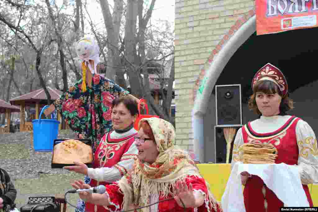 На протяжении уже больше десяти лет Ольга Корчагина организует в Оше масленичные гулянья. На фото она в самом центре.