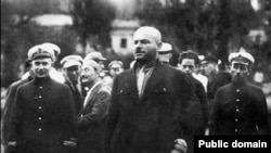 Вели Ибраимов (в центре), председатель Центрального Исполнительного комитета Крымской АССР