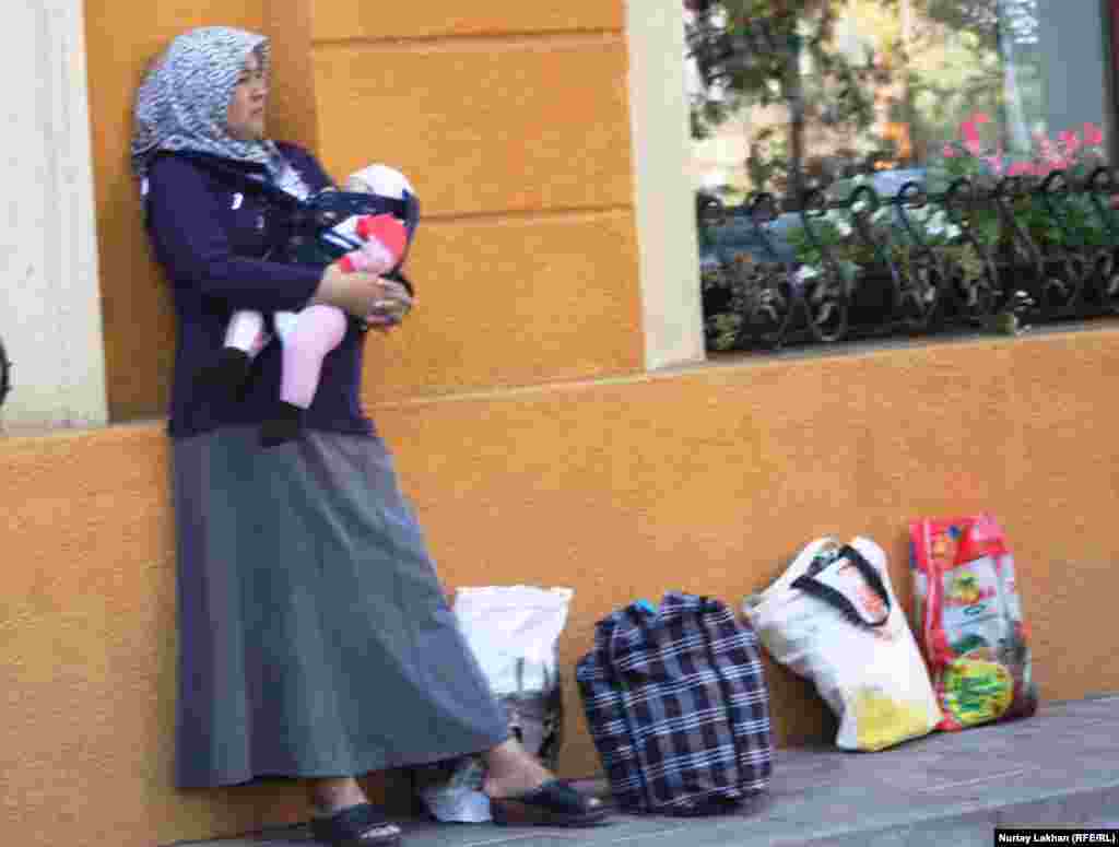 Женщина с ребенком ждет своей очереди за школьными учебниками.