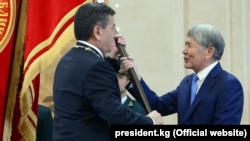 Сооронбай Жээнбеков и Алмазбек Атамбаев. Бишкек, 24 ноября 2017 года.