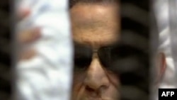 Egypt - An image grab taken from Egyptian state TV shows ousted Egyptian president Hosni Mubarak sitting inside a cage in a courtroom during his verdict hearing in Cairo, 02Jun2012