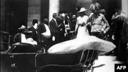 Franc Ferdinand i Sofija izlaze iz Vijećnice neposredno pre atentata 28. juna 1914.