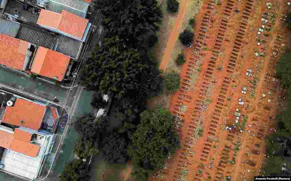 Станом на 18 травня померли 16 122 людини. На фото найбільше кладовище в Сан Паулу &ndash; Vila Formosa&nbsp;