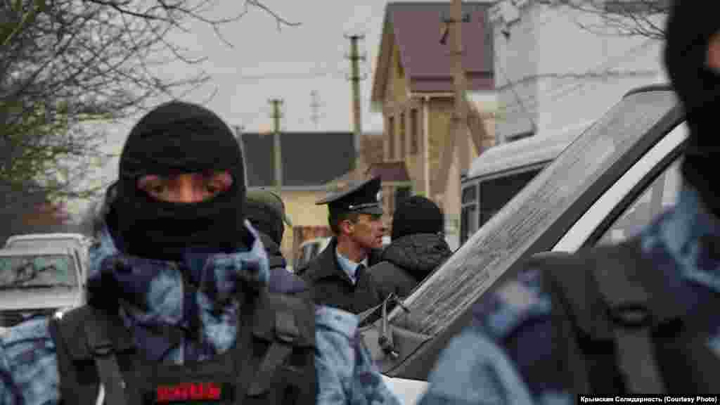 Во время одного из обысков ОМОН задержал родственника гражданского журналиста Руслана Шейхалиева. Тот пытался пытался попасть в дом, где проходит обыск, чтоб помочь семье