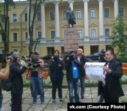 Иванов на пикете у областного собрания 24 сентября 2015 года