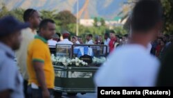 Луѓе гледаат во ковчегот со пепелта на поранешниот претседател Фидел Кастро на гробишта во Сантијаго де Куба, Куба, 4 декември, 2016 година.