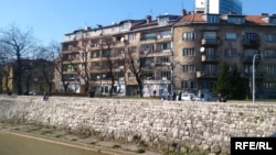 Следы войны на жилых домах в Сараево