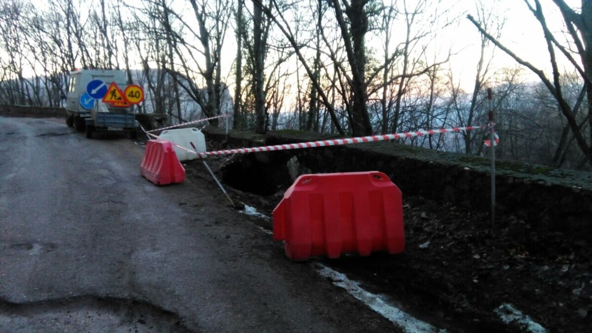 Крымавтодор» опубликовал видео разрушенной оползнем дороги на Ай-Петри