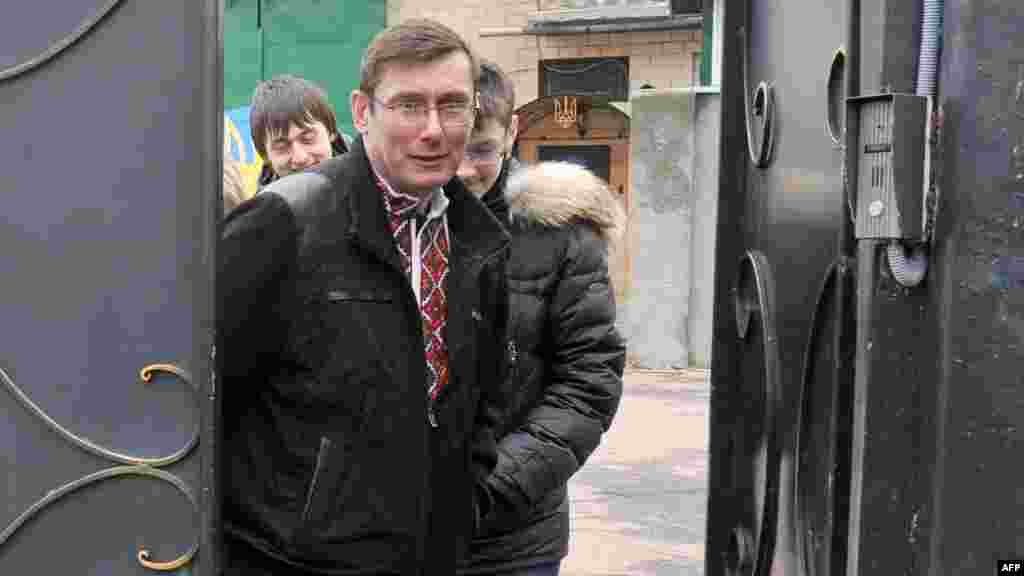 Колишнього міністра внутрішніх справ України Юрія Луценка, помилуваного указом президента, звільнено з Менської виправної колонії, 7 квітня