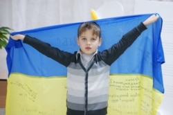 Син Арсеній із прапором, подарованим від 72 бригади