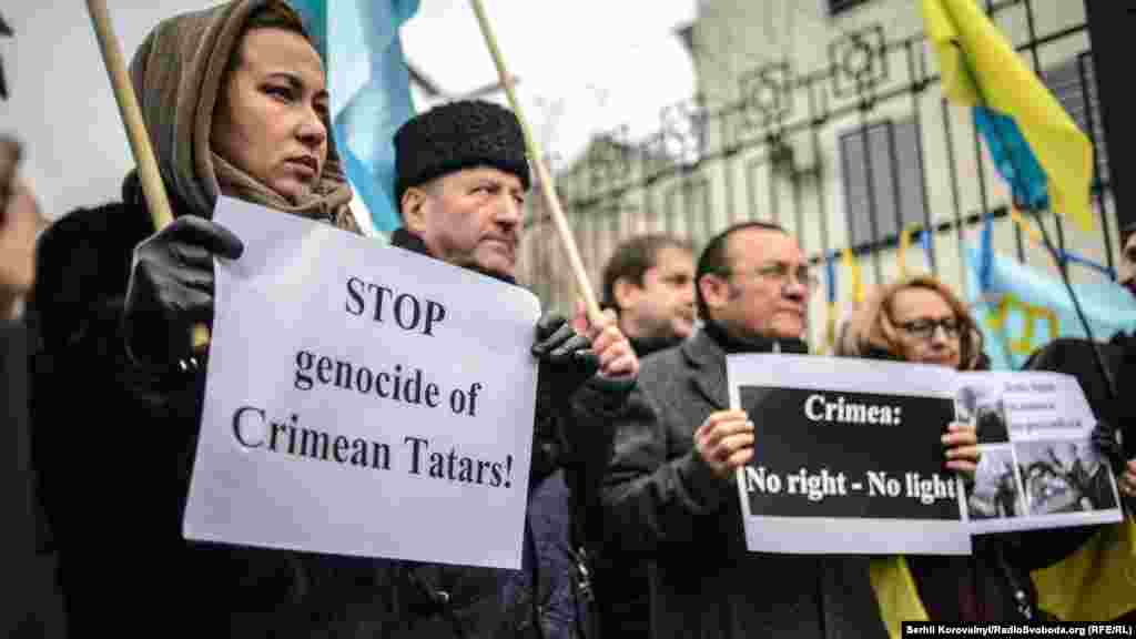 Люди прийшли з плакатами в підтримку кримських татар та вимушених переселенців із Сходу