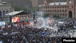 Armenia - Gas-baloons blow up during Republican party's pre-eleciton rally in Yerevan's Republic square, Yerevan, 04May2012