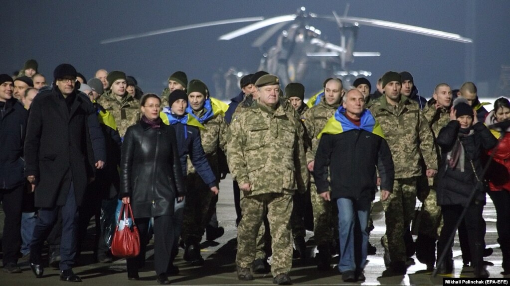 Президент Украины Пётр Порошенко с освобожденными укаринскими пленными
