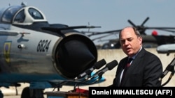 Министр обороны Великобритании Бен Уоллес во время визита на авиабазу в Румынии, 8 апреля 2022 года