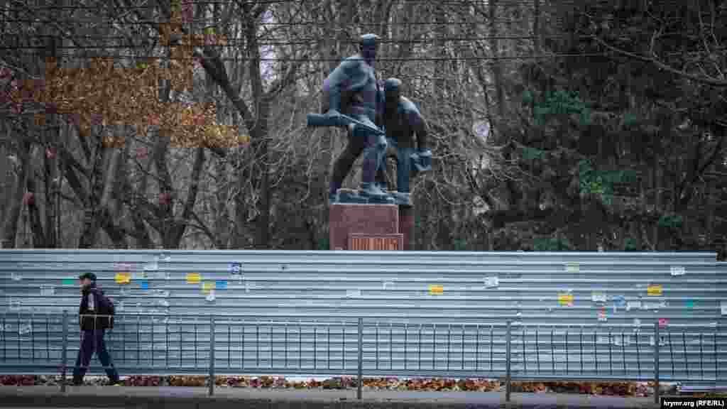 Пам&#39;ятник партизанам і підпільникам з боку вулиці Київська огороджений будівельним парканом