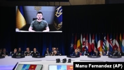 Президент України Володимир Зеленський (на екрані) під час відеозвернення на саміті НАТО. Мадрид, Іспанія, 29 червня 2022 року