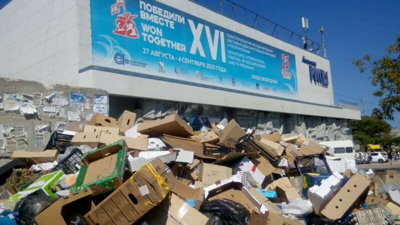 Под кинотеатром «Россия» в Севастополе образовалась свалка мусора (+фото) 