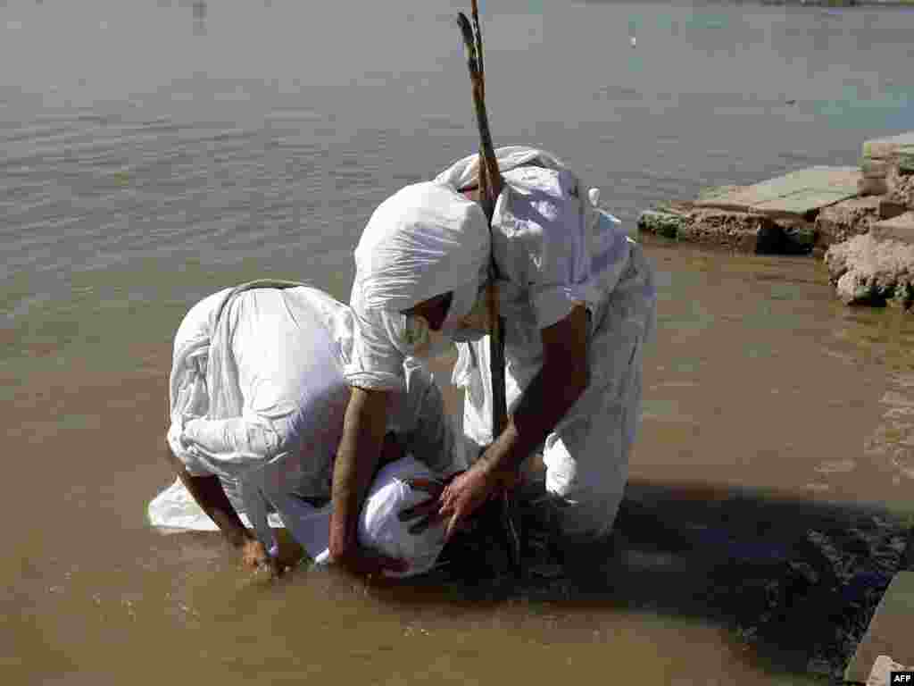 Irak - Tradicionalni ritual ¨čišćenja¨ u Tigrisu, Bagdad, 17.03.2011. Foto: AFP / Sabah Arar 