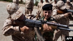 Новобранцев курдских отрядов "пешмерга" обучают обращению с АК-47. Сулеймания, 10 сентября 2014 года.
