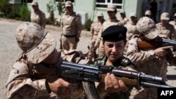 Новобранцев курдских отрядов "пешмерга" обучают обращению с АК-47. Сулеймания, 10 сентября 2014 года.
