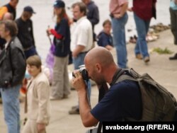 Алесь Юркойць падчас беларуска-літоўскага ралі па Вяльлі здымае фотахроніку падзеяў