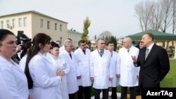 İlham Əliyev həkimlərlə görüşür