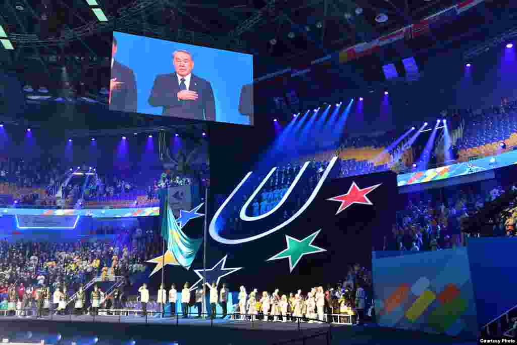 На церемонию открытия Универсиады прибыл президент Казахстана Нурсултан Назарбаев. Ведущие церемонии несколько раз за вечер поблагодарили Назарбаева &laquo;за возможность проведения Универсиады&raquo;.