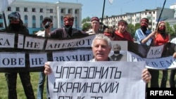Російські націоналісти вимагають заборонити в Криму українську мову, Сімферополь. Архівне фото (травень 2006 р.)