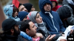 Izbeglice u redu ispred Državne kancelarije za zdravlje i socijalna pitanja u Berlinu, arhivska fotografija 