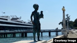 Статуя героя искандеровских рассказов о детстве на парапете сухумской морской набережной