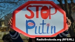 Жінка тримає плакат «Стоп Путін», Сімферополь, 3 березня 2014 р.