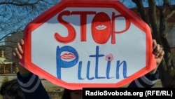 Женщина держит плакат «Стоп Путин», Симферополь, 3 марта 2014 г.