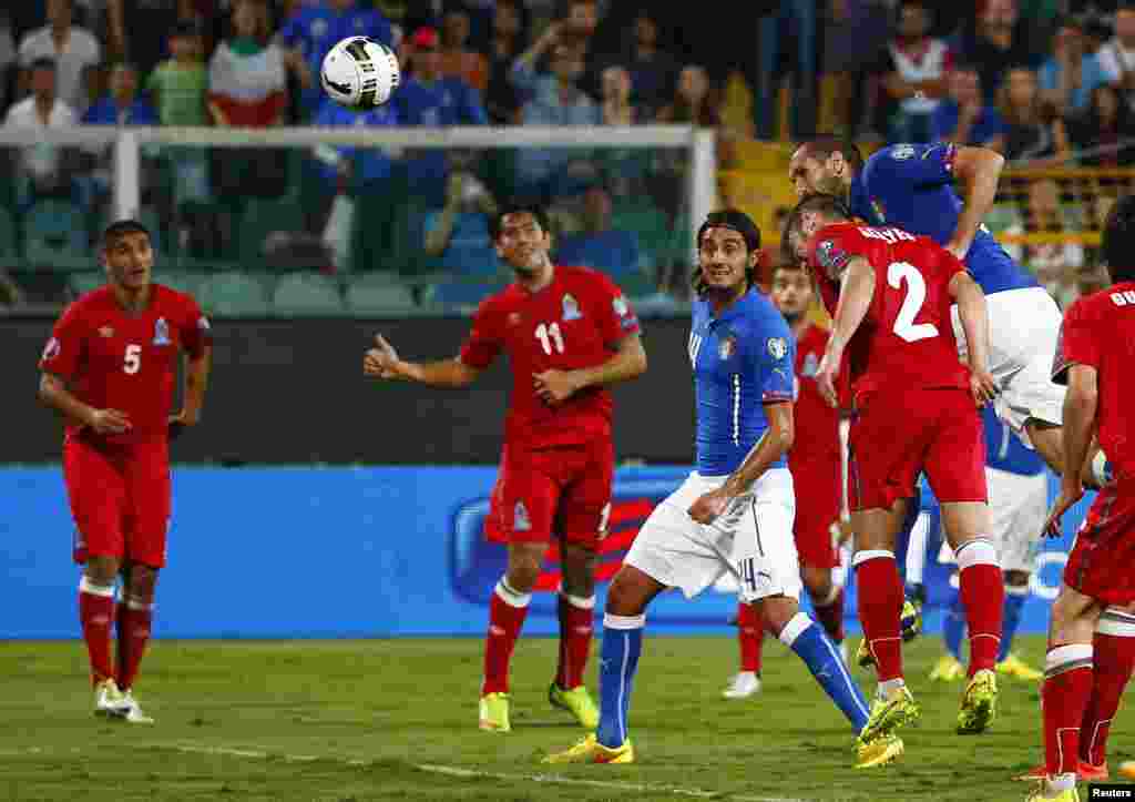 İtaliya-Azərbaycan oyunundan epizod: İtaliya millisinin müdafiəçisi Giorgio Chiellini başı ilə topu Azərbaycanın qapısına yönəldir. 