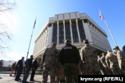 Открытие мемориальной доски в Симферополе, посвященной событиям 26 февраля 2014 года