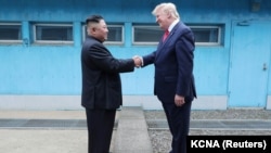 Udhëheqësi i Koresë së Veriut, Kim Jong Un dhe presidenti amerikan, Donald Trump. 30 qershor 2019.
