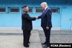 Presidenti amerikan, Donald Trump, duke shtrënguar duart me liderin e Koresë së Veriut, Kim Jong Un, gjatë takimit në zonën e çmilitarizuar, e cila ndan dy Koretë, në Panmunjom, Koreja e Jugut, 30 korrik, 2019.