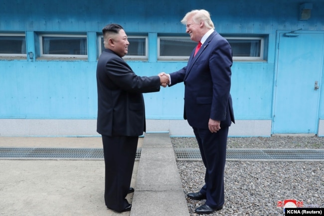 Presidenti amerikan, Donald Trump, duke shtrënguar duart me liderin e Koresë së Veriut, Kim Jong Un, gjatë takimit në zonën e çmilitarizuar, e cila ndan dy Koretë, në Panmunjom, Koreja e Jugut, 30 korrik, 2019.
